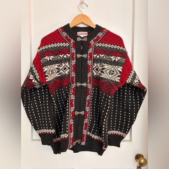 BNWOT Norwear Icelandic Sweater in 100% Wool with Decorative Metal Closure - Picture 12 of 12